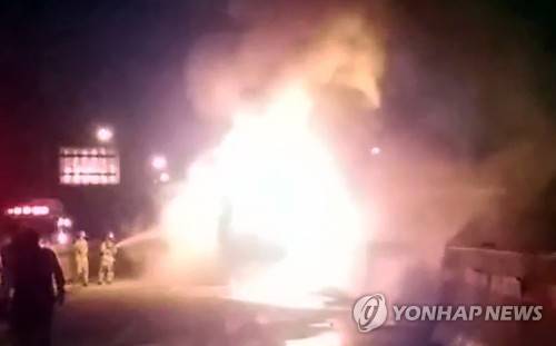 (부산=연합뉴스) 13일 오후 10시 11분께 울산시 울주군 언양읍 경부고속도로 언양 분기점 부근에서 발생한 관광버스 사고현장에서 소방관들이 진화하고 있다. 이 사고로 10명이 숨졌다. 2016.10.14 [독자 제보 영상 캡처=연합뉴스]      ccho@yna.co.kr