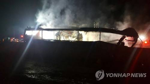 <관광버스 화재사고> 뼈대만 남은 처참한 관광버스        (부산=연합뉴스) 김선호 기자 = 13일 오후 10시 11분께 울산시 울주군 언양읍 경부고속도로 언양 분기점 경주 IC 방향 1㎞ 지점에서 관광버스가 중앙분리대 등을 들이받고 불이 나 형체만 남아 있다. 이 사고로 탑승자 20명 중 10명이 빠져나오지 못해 숨졌다. 2016.10.14 [정경식씨 제공=연합뉴스]      wink@yna.co.kr