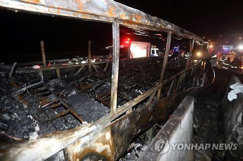 새카맣게 불탄 관광버스 내부      (울산=연합뉴스) 김용태 기자 = 13일 오후 울산시 울주군 언양읍 경부고속도로 언양 분기점에서 경주 IC 방향 1㎞ 지점을 달리던 관광버스에 불이 나 10명이 사망했다. 사고 버스 내부가 새카맣게 불에 타 있다. 2016.10.14      yongtae@yna.co.kr