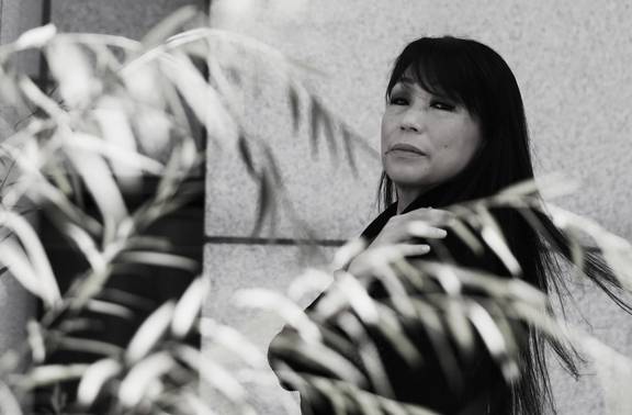 몸은 한국인으로 베를린에 살지만, 진은숙의 뇌는 진작 부터 우주 어느 한켠에 집을 짓고, 웅크린 채 미래에 고전이 될 악보를 쓰고 있다./사진=이태경 기자