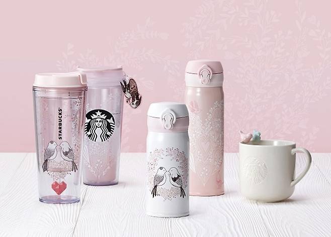 스타벅스에서 내놓은 로즈쿼츠 색상의 발렌타인데이 상품. [사진=스타벅스]