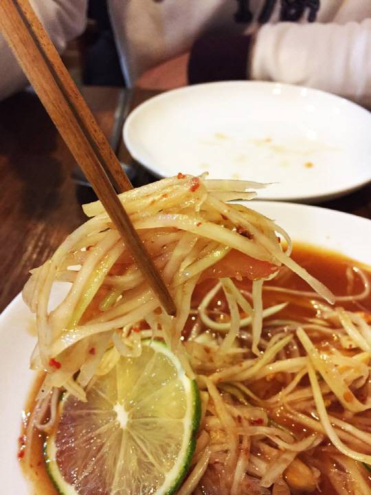 쏨땀의 주재료는 파파야를 기본으로 마늘, 고추, 땅콩, 줄기콩, 토마토, 건새우, 피쉬소스, 팜슈가, 라임즙 그리고 타마린이 들어가있다.