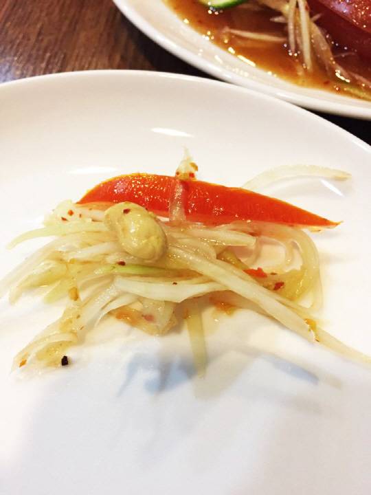 가장 맛있게 먹는 방법은 파파야와 토마토, 땅콩을 함께 한 입에 쏙 넣어 먹는 것이다. 감칠맛 대 to the 박!