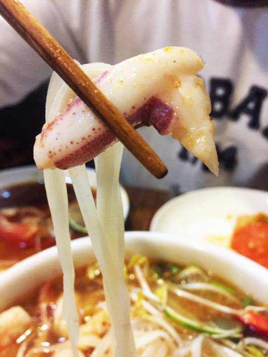 통통하게 살이 오른 오징어 다리. 국수와 오징어를 먼저 입에 넣고 얼큰한 국물 한 숟가락을 떠먹으면 정말 지상낙원이 따로 없다. 단, 매운 음식 1도 못 먹는 사람이라면 꽤 맵다고 느낄 수 있다.