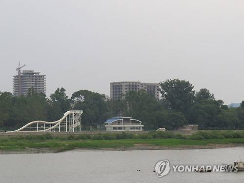 국제사회 대북제재로 자금난을 겪는 북한이 북중접경에서 중국인 관광객을 위한 관광상품을 잇들아 개발했다. 사진은 북중 접경도시 신의주의 압록강변에 조성된 휴양 및 놀이시설의 모습. [연합뉴스 자료사진]