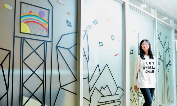 우수진 학생이 ‘직장인의 꿈이 깃들어 있는 회사 건물들’이란 주제로 꾸민 5층 벽 앞에 섰다.