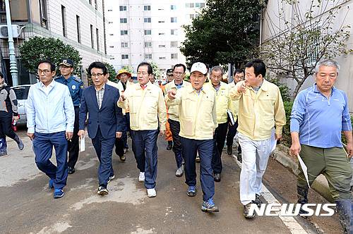 【양산=뉴시스】안지율 기자 = 6일 홍준표 경남지사가 제18호 태풍 차바의 피해 복구 현장인 양산시를 방문해 나동연 시장과 신속한 피해복구를 위한 현장 점검을 하고 있다. 2016.10.06. (사진=양산시 제공)    photo@newsis.com