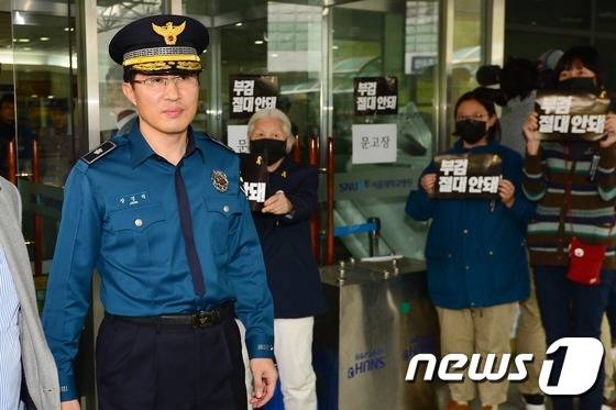 장경석 서울지방경찰청 수사부장이지난 17일 오후 故 백남기 농민의 빈소가 마련된 서울 종로구 서울대학교병원 장례식장을 찾아 부검을 위한 5차 협의요청공문을 유족 측에 전달한 후 건물을 나서고 있다/뉴스1 © News1 민경석 기자