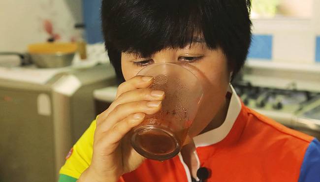 구기자차를 마시는 박례금 씨.