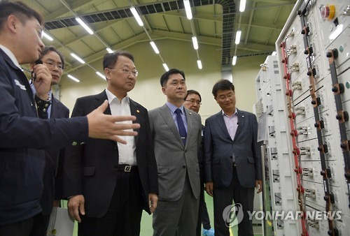 리튬전지 솔루션 공급회사 방문한 경제부총리      (논산=연합뉴스) 이은중 기자 = 유일호 경제부총리가 17일 충남 논산에 있는 리튬전지 솔루션 공급회사인 코캄을 방문해 공장 시설을 둘러보고 있다.