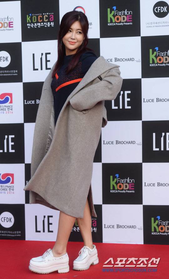 가수 솔비가 서울 남산 그랜제이하우스에서 열린 패션코드(Fashion KODE) 2017 S/S의 라이 (LIE)컬렉션에 참석해 포토타임을 갖고있다.  '패션코드' 는 문화체육관광부와 한국콘텐츠진흥원, 한국디자이너연합회가 함께 개최하는 패선문화마켓으로 패션쇼에는 120개 브랜드, 수주회에는 브랜드 100여개, 국내와 바이어 500여명이 참석할 예정이다.  남산=최문영 기자  deer@sportschosun.com /2016.10.18/