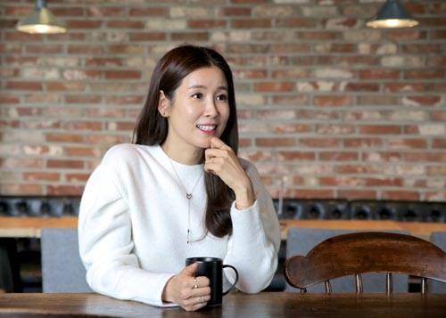 배우 이태란이 가을에 걸맞는 감성멜로 영화 ‘두 번째 스물’로 오랜만에 스크린 나들이에 나선다.ⓒ 리틀빅픽처스