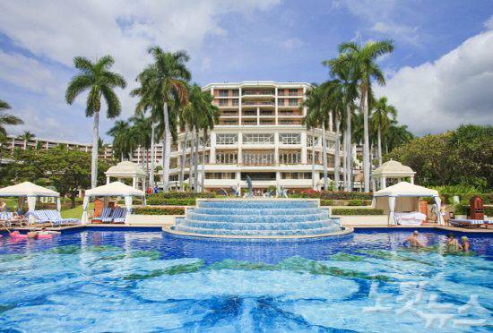 그랜드 와일레아 호텔 앞에 히비스커스 풀이 넓게 자리하고 있다.(사진=허니문리조트 제공)