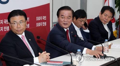 정갑윤, '대북결재 요청사건은'      (서울=연합뉴스) 배재만 기자 = 새누리당 정갑윤 유엔 북한인권결의안 대북결재 요청사건 진상조사위원장(왼쪽 두 번째)이 18일 오전 국회 당 대표실에서 열린 회의를 주재하고 있다.