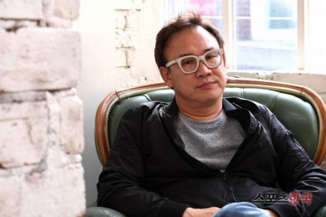 '아수라'의 김성수 감독이 스포츠한국과 인터뷰에 앞서 포즈를 취하고 있다. 사진=장동규 기자