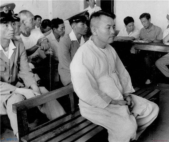 재판정에서 자신의 판결내용을 기다리는 이정재. 그는 이때 이미 자신의 죽음을 직감했던 것일까? 불안과 초조가 아닌 초연한 표정이 그의 심경을 대변해주는 듯 하다.