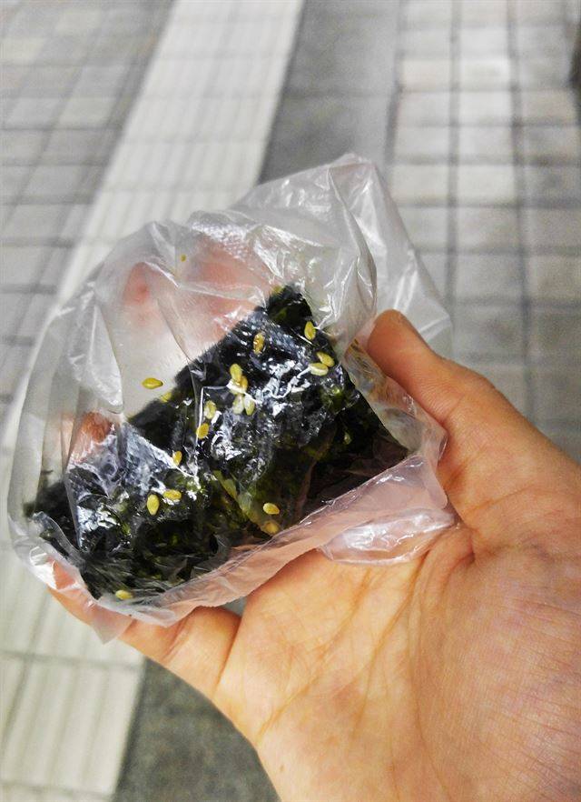 지하철 환승통로에서 한끼…. 걸으면서 먹기엔 샌드위치나 햄버거 보다 꼬마김밥이 최고다.