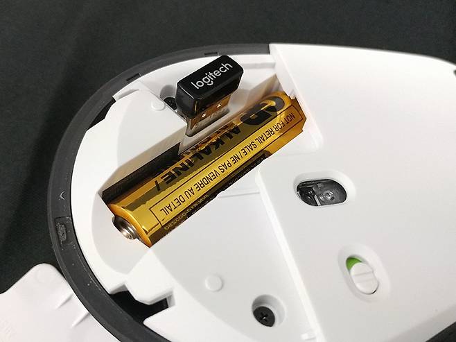 AA형 건전지를 사용한다