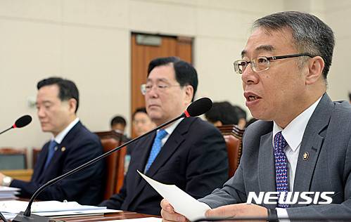 【서울=뉴시스】박주성 기자 = 임종헌 법원행정처 차장이 18일 오전 서울 여의도 국회 법제사법위원회 국정감사에서 의원들의 질의에 답하고 있다. 2016.10.18. park7691@newsis.com