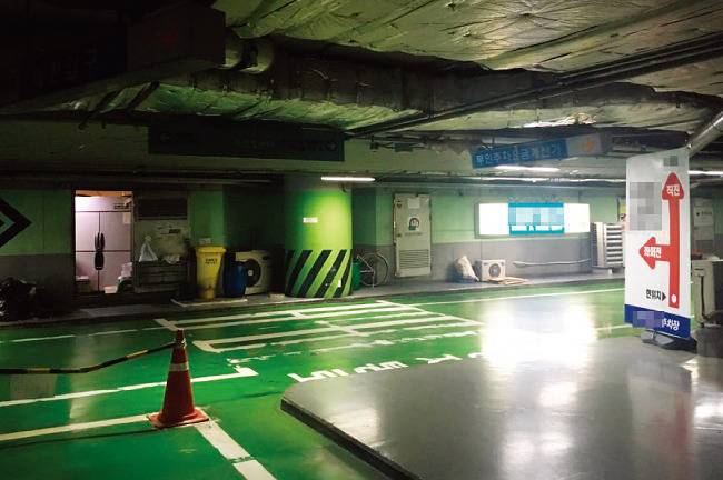 오래된 지하주차장일수록 진입로나 내부 차로가 좁아 안전사고 위험이 크다. 사진은 기사 내용과 관계없음. [뉴시스]