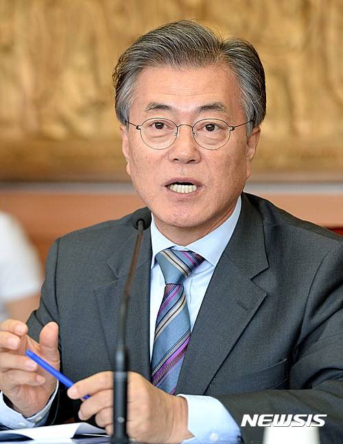 【서울=뉴시스】고범준 기자 = 문재인 더불어민주당 전 대표가 20일 서울 성북구 한국과학기술연구원(KIST)에서 열린 과학기술 현장간담회에서 인사말을 하고 있다. 2016.10.20.   bjko@newsis.com