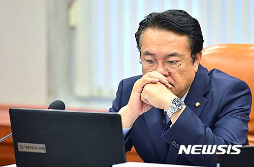 【서울=뉴시스】배훈식 기자 = 정진석 국회 운영위원장이 20일 오후 서울 여의도 국회에서 열린 운영위원회 국정감사에 참석해 생각에 잠겨있다. 2016.10.20.   dahora83@newsis.com