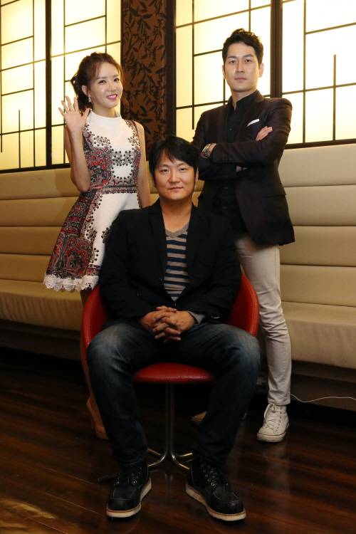 강효진 감독을 비롯해 배우 김영무, 한여울이 영화 ‘폭력의 법칙’ 언론시사회후 인터뷰 사진을 찍고 있다./사진=오훈기자