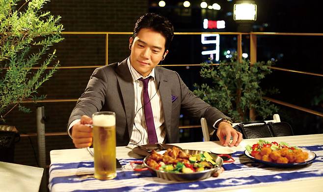 최근 혼자 밥을 먹고 술을 즐기는 사람이 늘고 있다. 사진은 tvN 드라마 ≪혼술남녀≫의 한 장면 © tvN
