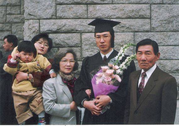 안희정 지사는 1983년 고려대에 입학해 95년 2월에야 뒤늦게 졸업장을 받았다. 졸업식장에서 부모님, 부인 민주원 씨(맨 왼쪽)와 장남 등이 함께했다.