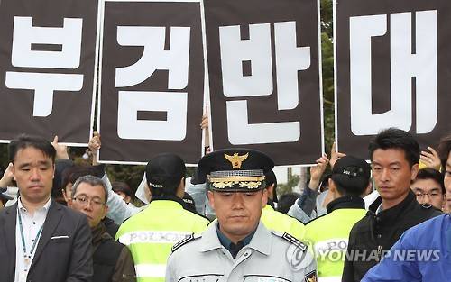 브리핑하는 종로경찰서장      (서울=연합뉴스) 김도훈 기자 = 故 백남기 농민의 시신 부검영장 집행에 나선 홍완선 종로경찰서장이 23일 오후 서울 종로구 서울대병원 장례식장에서 브리핑을 하고 있다.       홍 서장은 "유족들의 반대의사를 존중해 오늘 영장을 집행하지 않는다"고 밝힌 뒤 철수했다. superdoo82@yna.co.kr