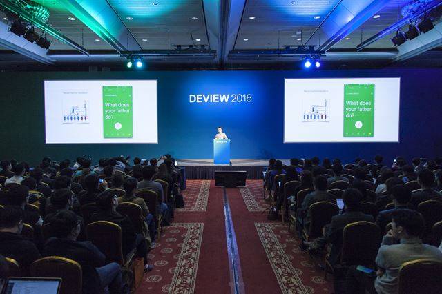 24일 서울 삼성동 코엑스에서 열린 네이버 개발자 회의 '데뷰 2016' 무대에서 송창현 네이버 최고기술책임자(CTO)가 기조연설을 하고 있다. 네이버 제공