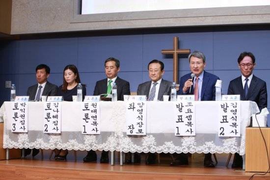 경남 창원시 회원남길 마산재건교회 글로리아홀에서 지난 23일 열린 제1회 통일선교 학술세미나에서 조요셉 서울 물댄동산교회 목사가 발표하고 있다. 마산재건교회 제공