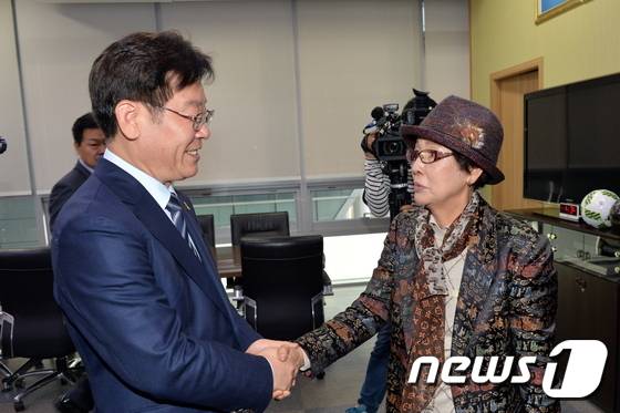 이재명 시장이 단재 신채호 선쟁의 며느리 이덕남 여사와 인사를 나누고 있다.(성남시 제공)© News1