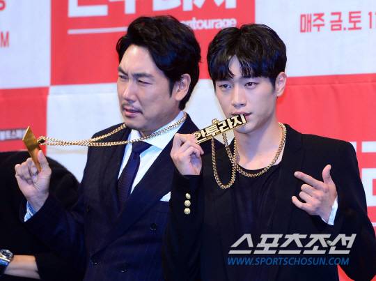25일 오후 서울 강남구 논현동 임피리얼팰리스호텔에서 tvN 금토드라마 '안투라지' 제작발표회가 열렸다.  조진웅, 서강준, 이광수가 출연하는 '안투라지'는 연예계를 그리는 이야기로, 미국 HBO가 2004년부터 2011년까지 방송한 동명의 드라마를 리메이크했다. 11월4일 방송을 앞두고 사전제작을 통해 중국, 일본, 싱가포르, 말레이시아 등 아시아 12개국에서 동시 공개된다.   제작발표회에 참석해 포즈를 취하고 있는 조진웅, 서강준.  송정헌 기자 songs@sportschosun.com/2016.10.25
