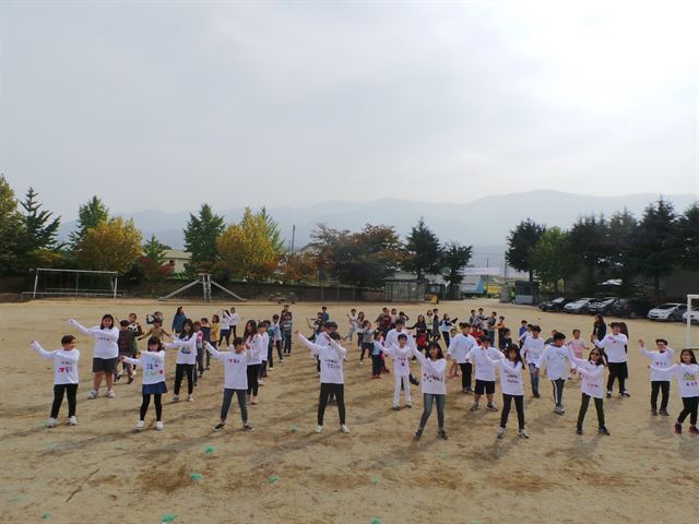 경북 칠곡학림초등학교 학생들이 직접 제작한 독도티를 입고 독도사랑 퍼포먼스를 하고 있다.