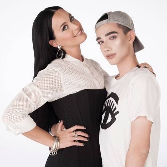 케이티 페리와 찍은 사진에서는 전시안이 박힌 티를 입고 있는 모습이 눈에 띈다. 사진=vigilantcitizen