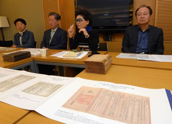 10월24일 서울 종로구 관훈클럽에서 (사)우리문화가꾸기회 회원들이 '조선어사전 초판본' 내용 중 독도가 우리 땅임을 밝힌 내용을 공개하고 있다./사진=뉴스1