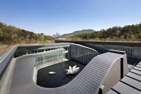 서울 추모공원 화장시설의 전반적인 모습은 모든 모서리가 둥근 사각형을 하고 있다. 내부는 하늘 연못을 향해 빨려 들어가는 듯한 나선형을 형상화했고 절제된 감정으로 예식에 집중하도록 설계됐다. /사진제공=박영채