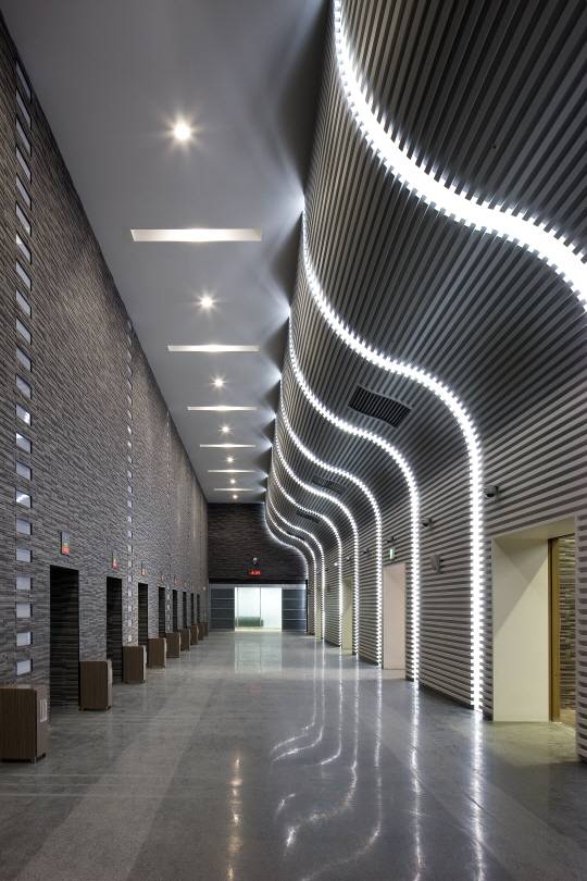 화장로 안으로 관을 이동시키는 대차를 운행하는 공간인 ‘승화홀’. 서울 추모공원에는 총 11기의 화장로가 일렬로 배치돼 있다. /사진제공=박영채