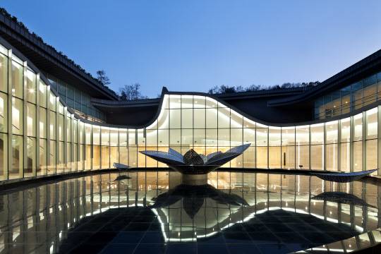 1층 내부에서 바라본 수공간 ‘하늘연못’. 하늘연못은 주변을 따라 난 봉송길을 따라 지나가는 운구 행렬에 차분하고 경건한 감정을 불러일으키게 하는 장소다. /사진제공=박영채