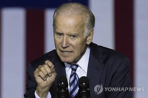 힐러리 지원 유세 중인 바이든 부통령        (데이턴<美오하이오주> AP=연합뉴스) 24일(현지시간) 미국 오하이오주 데이턴의 싱클레어 커뮤니티 칼리지에서 열린 민주당 대선후보 힐러리 클린턴 지원 유세에서 조 바이든 미국 부통령이 연설하고 있다.      sjh940214@yna.co.kr