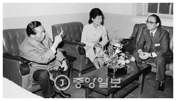 1976년 어느날 밤 박정희 당시 대통령이 대한구국선교단의 야간진료센터를 찾아가 최태민 선교단 총재(오른쪽)와 대화를 나누고 있다. 가운데는 당시 선교단 명예총재인 박근혜 대통령. [중앙포토]