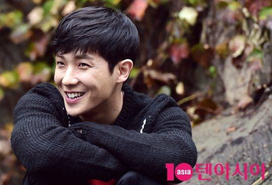 영화 ‘럭키’에서 열연한 배우 이준이 25일 서울 종로구 삼청동의 한 카페에서 텐아시아와 인터뷰에 앞서 포즈를 취하고 있다. / 사진=조준원 기자 wizard333@