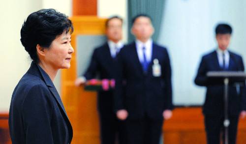 박근혜 대통령이 26일 청와대에서 최근 인사에서 보직이 변경됐거나 진급한 군 장성들의 신고를 받고 있다. 이병주 기자
