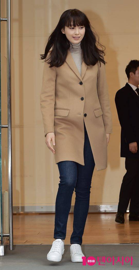 배우 이나영이 28일 오전 서울 중구 충무로에서 열린 한 브랜드 발열 내의 한국진출 10주년행사에 참석해 입장하고 있다.