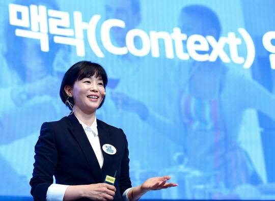 윤수정 삼성전자 상무가 28일 서울 건국대학교 새천년관에서 열린 라이브 퀴즈 콘서트 '청춘問(문)답’에서 생활가전혁신의 비결에 대해 강연하고 있다. ⓒ삼성