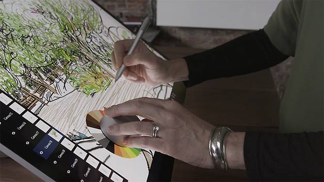 마이크로소프트 서피스 다이얼을 이용하는 모습