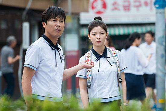 자연스러운 헤어라인은 당고머리를 돋보이게 한다. ⓒ MK스타일/ 영화 `사랑하기 때문에`