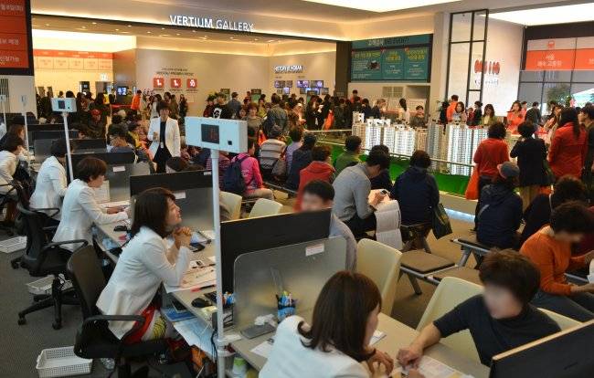 강원도 원주시 한 견본주택에서 방문객들이 청약 관련 상담을 받고 있다. ［사진제공 =호반건설］