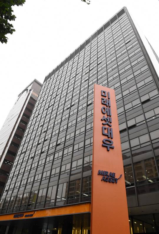 서울 여의도에 위치한 미래에셋대우 본사 전경. 미래에셋대우는 연말 통합법인 공식 출범에 맞춰 을지로 센터원 빌딩으로 이전한다. /권욱기자